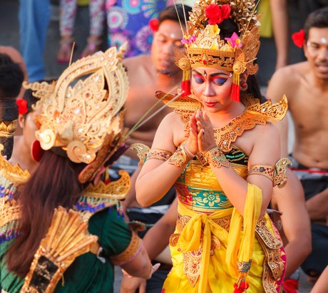 Zwei Frauen in festlicher Bekleidung stehen voreinander