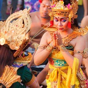 Zwei Frauen in festlicher Bekleidung stehen voreinander