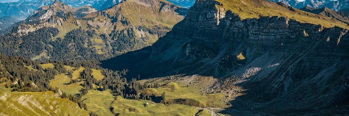 Ein grünes bergiges Tal 