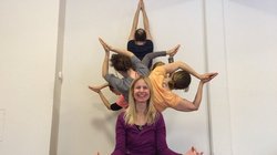 Gabriele Renkl mit Teilnehmern Lotus Gabriele Renkl im Lotus mit ihren Teilnehmern