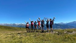 yoga-urlaub-suedtirol-hotel-gasthof-saalerwirt-katja-bertlein-gruppe-wandern Der Spaß beim Wandern kommt nicht zu kurz