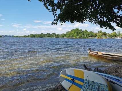 Am See kann man den Tag ganz aktiv oder auch entspannt angehen.