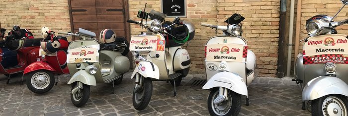 Das Vespa-Treffen in der Stadt von Montelupone 