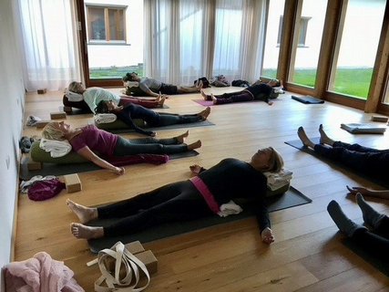 Der licht durchflutete Yogaraum bietet viel Platz für Entspannung