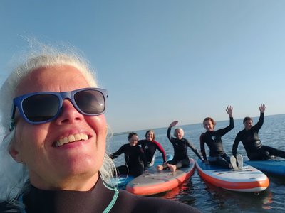 Strahlende Gesichter beim SUP-Yoga