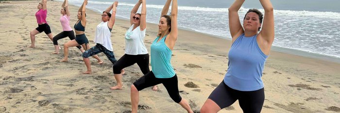 Am Strand von Indien gemeinsam Yoga üben