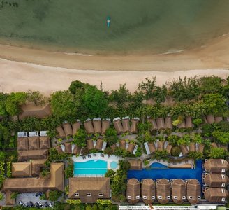 Das Tup Kaek Resort liegt am unberührten Sandstrand mit einzigartigem Blick auf Karstfelsen und Sonnenuntergänge