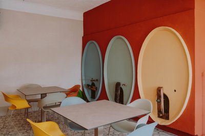 Zusammensitzen und austauschen mit Gleichgesinnten in der Cantina