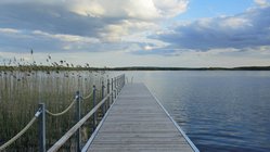 yoga-urlaub-deutschland-hotel-park-am-see-steg-schilf Der Tollensesee, einer der größten Seen in der Mecklenburgischen Seenplatte