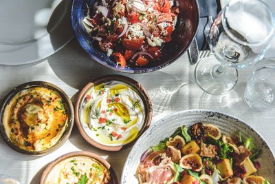 Das leckere mediterrane Essen probieren