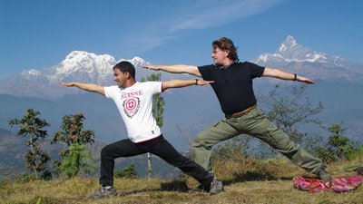 Während der Rundreise durch Nepal erleben Sie Yoga mit Blick auf den Himalaya