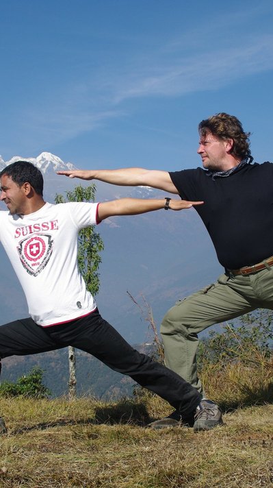 Während der Rundreise durch Nepal erleben Sie Yoga mit Blick auf den Himalaya