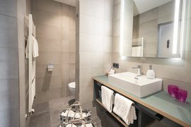 Das Badezimmer bietet Ihnen alles was Sie brauchen