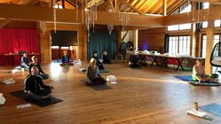yoga-urlaub-deutschland-seehotel-niedernberg-yoga Yoga im sonnendurchfluteten Blockhaus am See