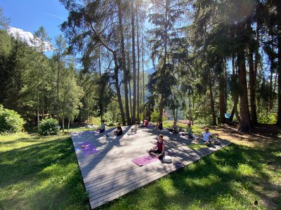 Durchatmen beim Üben auf der Yogaplattform im Wald