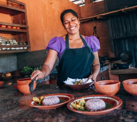 Eine Frau richtet Teller mit Reis an