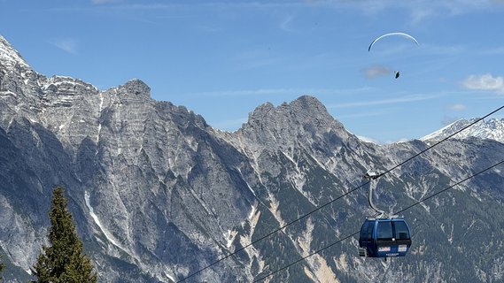 Gondel und Berge