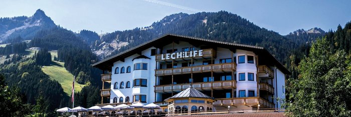 Das rustikale Naturhotel Lechlife in Tirol läd Sie zum Yoga Urlaub ein 