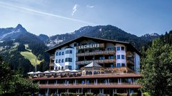 yoga-reisen-oestereich-tirol-reutte-naturhotel-lechlife-hotel Das rustikale Naturhotel Lechlife in Tirol läd Sie zum Yoga Urlaub ein