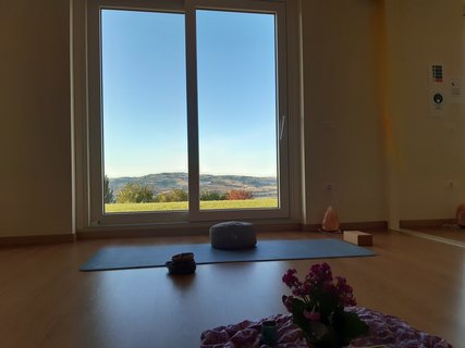 Üben Sie Yoga mit Ausblick in die Natur
