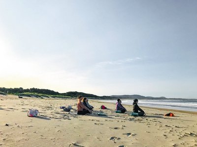 Gemeinsam meditieren am langen Sandstrand Nordportugals
