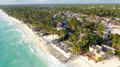 Am weißen Sandstrand spazieren