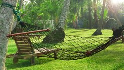 ayurveda-reisen-sri-lanka-kuren-urlaub-surya-lanka-resort-hotel-anlage-garten-haengematte Entspannen Sie in einer der gemütlichen Hängematten im Garten