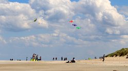 yoga-reise-deutschland-nordsee-baltrum-naturhotel-strand Der breite und lange Sandstrand auf Baltrum lädt zu ausgiebigen Strandspaziergängen ein