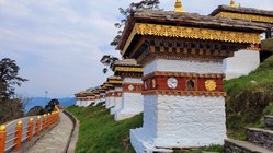 asien-reisen-bhutan-dochula-pass-chorten Die 108 Chorten auf dem Dochula-Pass