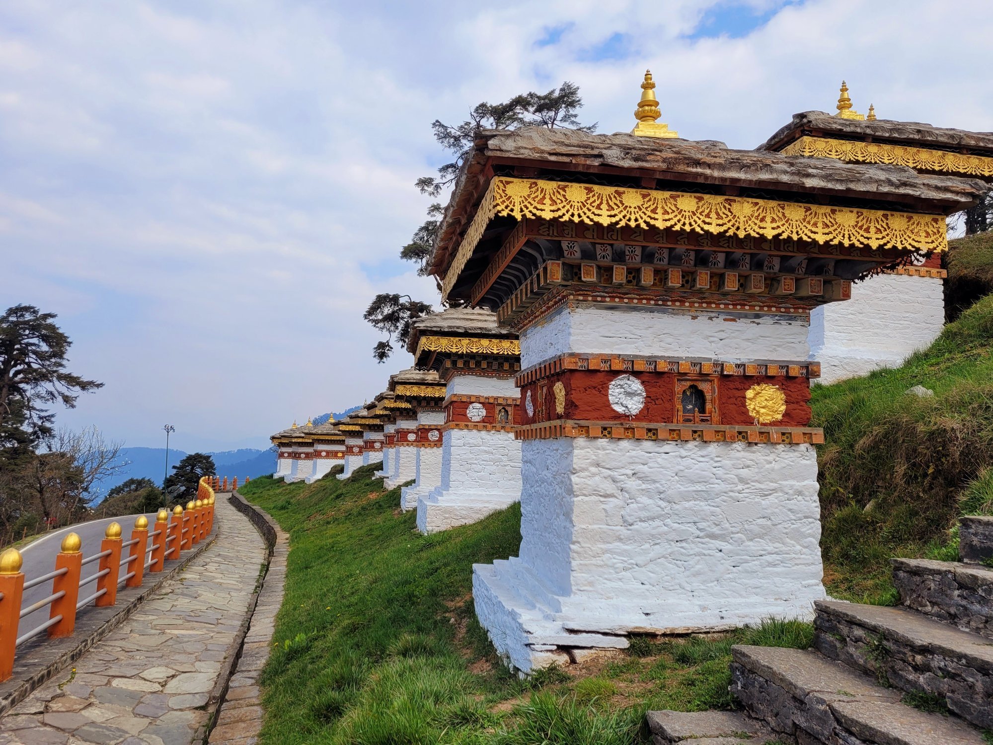asien-reisen-bhutan-dochula-pass-chorten Die 108 Chorten auf dem Dochula-Pass