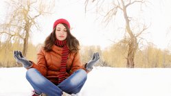 yoga-reisen-urlaub-meditation-winter-schnee-sukhasana-schneidersitz-lotussitz-asanas-haltung Mit NEUE WEGE in den Schnee fahren
