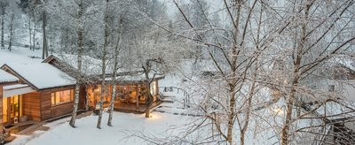 Der Gasthof verwandelt sich im Winter in ein verschneites Wunderland