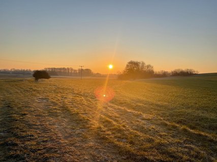 Himmlischer Sonnenuntergang über den Feldern