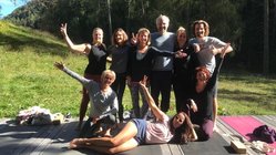 yoga-urlaub-italien-suedtirol-hotel-saalerwirt-gruppe Strahlende Gesichter beim Yoga üben