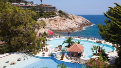 ayurveda-kuren-spanien-hotel-port-salvi-hotel-pool Freuen Sie sich auf ein Naturfelsen-Hallenbad mit Jacuzzi und einer Poollandschaft mit Süß- und Meerwasserpool