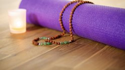 yoga-reisen-urlaub-meditation-utensilien-yogamatte Bunte Yogamatten für die modernen Yoginis und Yogis