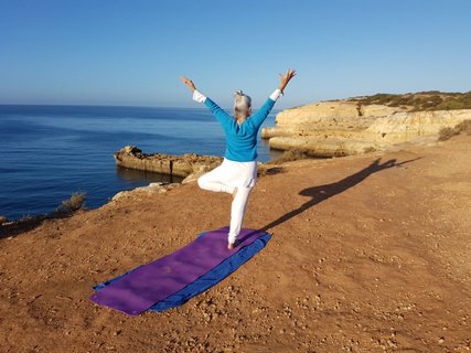 Yoga direkt am Strand der Algarve erleben