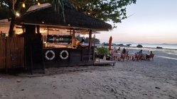 yoga-urlaub-thailand-krabi-tup-keak-anlage-strandbar Genießen Sie den Sonnenuntergang bei einem Cocktail in dieser Strandbar