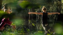 yoga-urlaub-suedtirol-hotel-saalerwirt-frauen-yoga Neue Kraft beim Yoga in der Natur tanken
