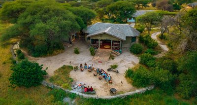 Tauschen Sie sich beim abendlichen Lagerfeuer aus 