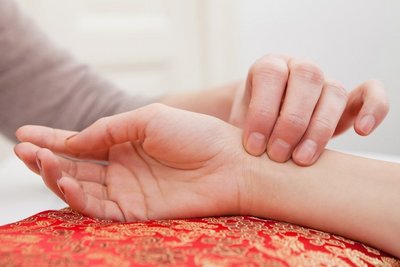 Bei der Eingangsdiagnose Ihrer Ayurveda Kur wird stets eine Pulsdiagnose (Nadi Vigyan) durchgeführt, um dadurch Ihren Dosha-Typ zu bestimmen