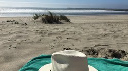 Yoga-urlaub-portugal-hotel-feel-viana-strand-meer-hut Nach dem Yoga am Strand entspannen