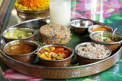 Leckere ayurvedische Gerichte genießen