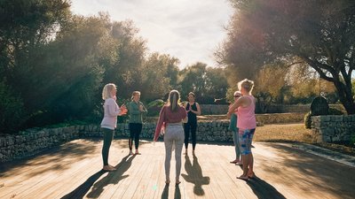 Yogis auf der Plattform