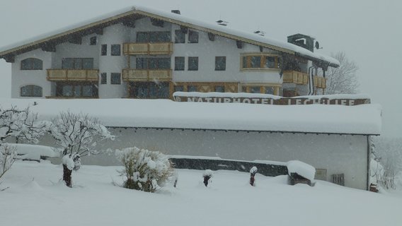 Das im schneeversunkene Naturhotel LechLife in Tirol 