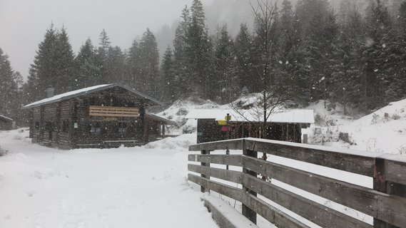 Eine verschneite Aussicht auf die Berghütte