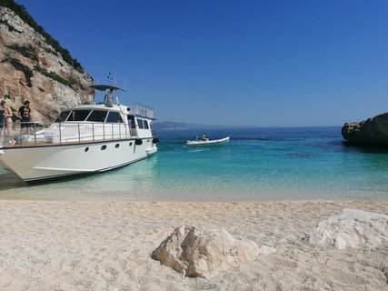 Das glasklare Wasser dieser sardischen Bucht ist einfach wunderschön!