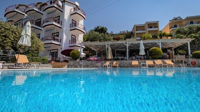 Nach dem Frühstück ein Sprung in den Pool