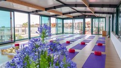 yoga-urlaub-portugal-madeira-hotel-galosol-yogaraum-blick-atlantik Der gläserne Yogaraum mit Blick über den Atlantik.