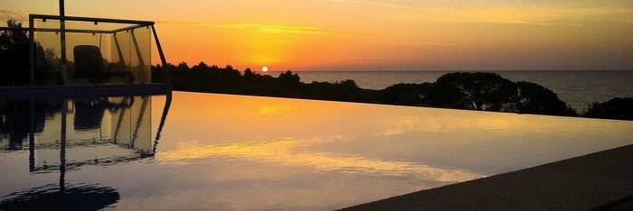 Ein fantastischer Blick auf den Sonnenuntergang über dem weiten Meer